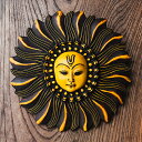 【送料無料】 〔壁掛けタイプ〕インドの神様ウォールハンギング 太陽神スーリヤ 約18.5cm / レジン ヒンドゥー教 仏教 置物 仏陀 釈迦 仏像 ゴータマ ...