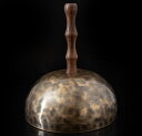 【送料無料】 【1点物】ハンドル付き ハンドメイド シンギングボウル 直径 21cm程度 音階 A# / シンギングボール ネパール 楽器 打楽器 民族楽器 槌...