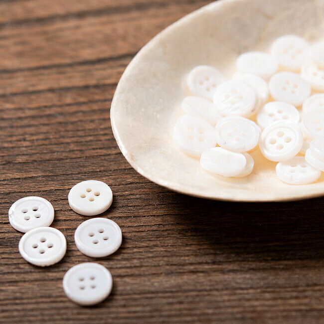 SuperSale 貝から作られたボタン シェルボタン 4穴：20gセット 40個程度 約11mm / アジア 手芸 エコロジー ビーズ ボタン等 インド 裁縫 布 ファブリック エスニック