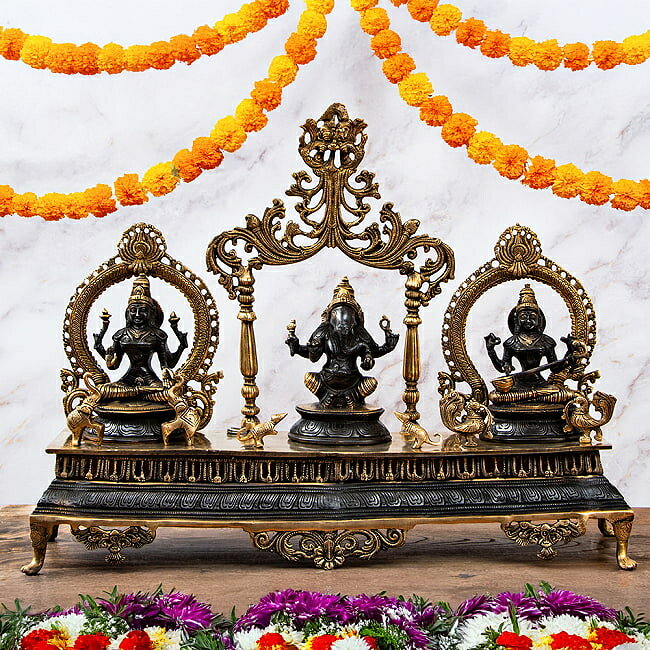 期間限定SuperSale割引 【送料無料】 【1点物】真鍮黒塗仕上げ ガネーシャ ラクシュミ サラスヴァティ 三柱坐像祭壇 高さ59cm 21kg / ガナパ...