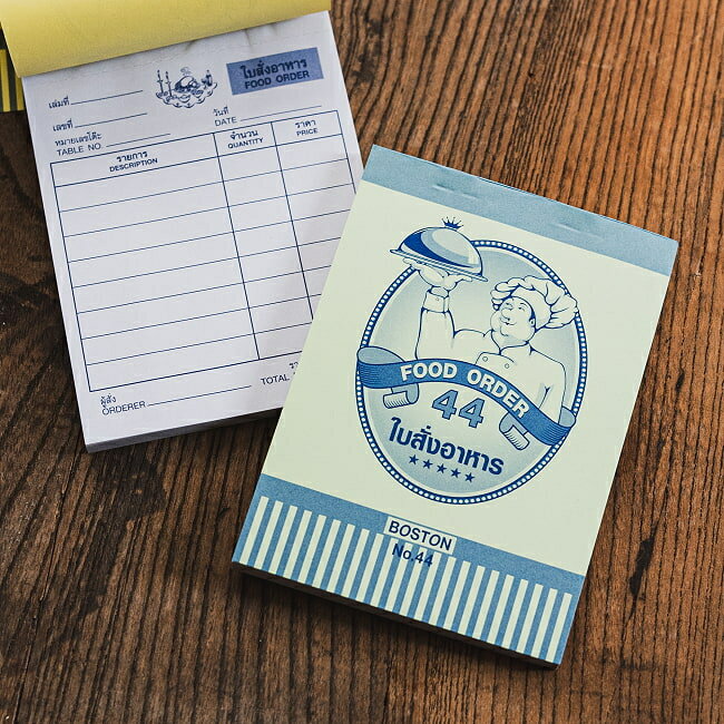 ■タイの注文票 メモ帳やTODOリストに！ オーダー表の詳細 素材紙商品サイズ約13cm x 9.50cm x 0.50cm 約50g大ロットでのご購入について飲食店様、雑貨店様など、業務用の数の多いご注文も大歓迎です。在庫がある分は即納できます。配送についてカテゴリTIRAKITA楽天店 > 食品・食材 > アジア食器・調理器具特集 > タイの調理器具検索タグ領収書　お会計票　伝票　注文票　メモ　TODOリスト　メッセージカード　あす楽についてタイの文字がかわいい注文票です。開いてみました。異国ムードたっぷりです。異国ムードたっぷりです。表紙表紙裏面これくらいのサイズです。 ■レトロ可愛い！タイの伝票 タイの雑貨屋さんで見つけてきた、飲食店で使われる注文伝票です。めくるとタイ語のコロコロした文字が見えてとってもかわいいです。ミシン目が入っているのでビリっと簡単に破ることができます。再生紙とつるつるした紙が交互に用いられているのもなんだか愛らしいですね。 ■メモ帳にも レストランの注文票として作られてはいますが、メモ帳や買い物リスト、TODOリストなどにもオススメ。お友達へのメッセージカードとして使ったりするのも「オッ！」と思ってもらえて楽しいですね。文房具好きさんや、タイの雰囲気が好きな方へのちょっとしたプレゼントにも、きっと喜んでもらえるはずです。タイの日常がギュッと詰まったこの一冊で、デスク周りを少しだけ賑やかにしてみませんか？