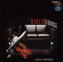 ■VIOLIN LOUNGE - VIOLIN BROTHERSの詳細 ブランドTIMES商品詳細AudioCD1枚。普通のCDプレーヤーで視聴可能。おことわり＊紙のジャケットがインドからの輸送中による折れ、端切れ、汚れ等ある場合がございます。また、商品タグやレシートなどが貼られている場合がございますが、剥がすことが出来ない場合は、そのままお送りさせていただきます。予め、ご了承の上お選び下さい。インド商品について弊社では「現地の雰囲気をそのまま伝える」というコンセプトのもと、現地で売られている商品を日本向けにアレンジせず、そのまま輸入・販売しております。日本人の視点で商品を検品しておりますが、インドならではの風合いや作りのものもございます。全く文化の異なる異国から来た商品とご理解ください。 アーティスト、俳優VIOLIN BROTHERS配送についてあす楽についてcd J-POPH-POP ティラキタ店長、このジャケットを見て「お、このお姉さんが演奏しているのかな？　けっこう美人かも」とまず期待しました。そして、CDの裏を見てみるとインドのCDではありえない位セクシーな、もう一枚の写真が写っているではありませんか。 「インドも変わったなぁ…ヨーロッパのCDみたいだ」 しかし、まじまじと裏面をよく見ると…演奏しているの、オヤジじゃん！　がっかり！　しかもなんだか顔がそっくり！ ジャケットに騙された！　しかも、いくらバイオリンが好きだからって言って、バイオリン・ブラザーズって安直な名前…ガックリです。 中を聞いてみると…安直なジャケット、安直な名前に負けない安直な音…インド古典はいいですけど、電子楽器を持たせてアレンジや作曲をさせると、インド人、まるっきりダメですねぇ…収録曲一覧1. Dreams[6:36]2. Being Together[6:27]3. Getting Closer[4:02]4. Evening Mist[7:24]5. Cool Waves[6:55]6. Sentimental Moods[6:47]7. Tender Moments[4:40]8. Reminiscences[6:49]9. Nostalgia[5:07]