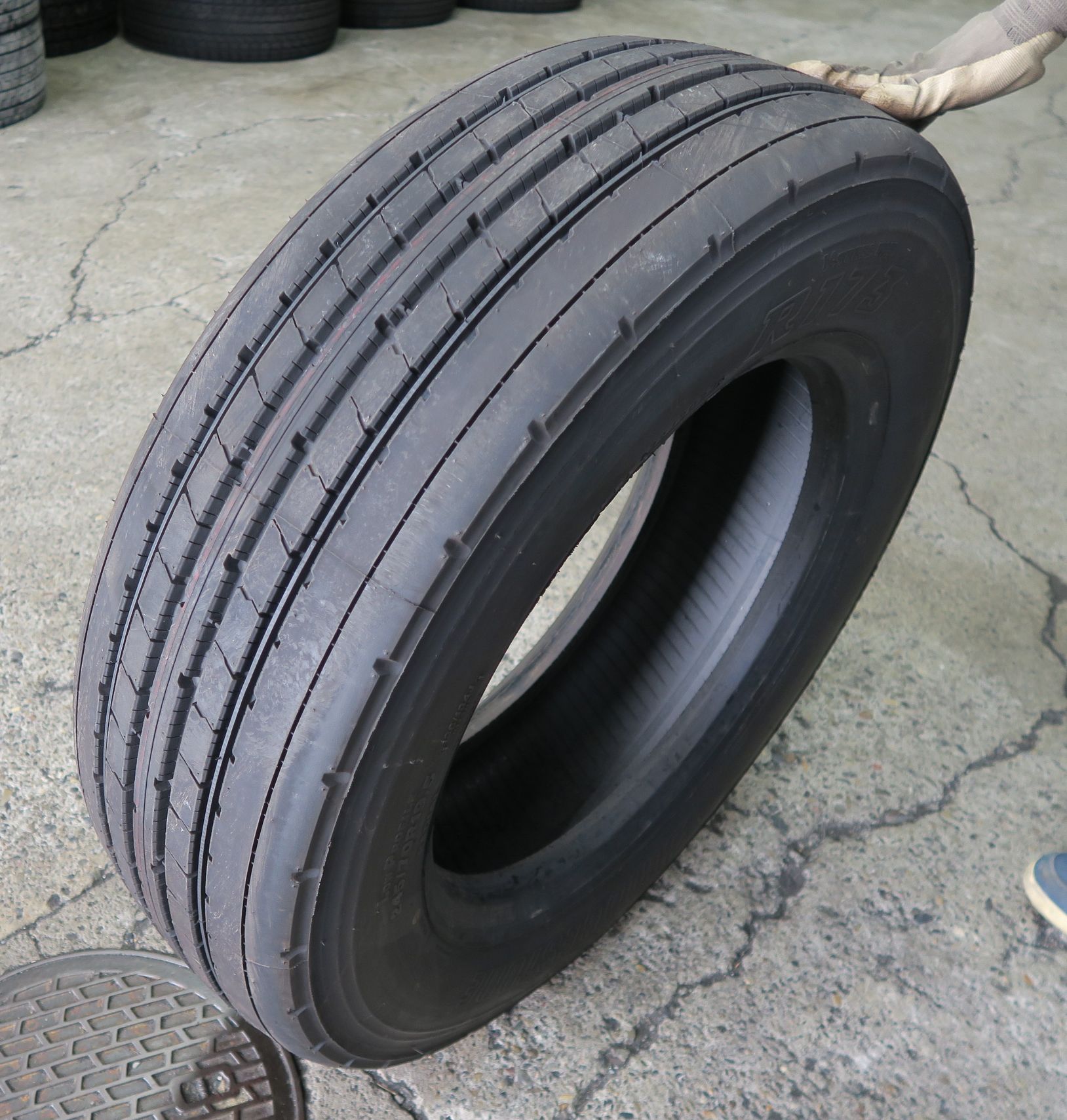 【数量限定特価！/新車外しタイヤ/中古】245/70R19.5 136/134J BRIDGESTONE ブリヂストン V-STEEL RIB R173【トラック用タイヤ】