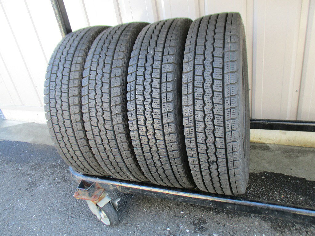 ■商品情報 【商品名】 ★☆155/80R14 88/86N LT ダンロップ WINTER MAXX SV01 スタッドレス 2024年製 4本 送料込 T70290107☆★インボイス領収書発行可能 【商品説明】 ・DUNLOP WINTER MAXX SV01 ・ダンロップ　ウィンターマックス ・スタッドレス ・サイズ：155/80R14 88/86N LT ・8分山(写真にて判断をお願い致します) ・4本セットです。 ・極上品 ・エア漏れチェック済み ・製造は2024年製です。 ■注意事項・発送詳細 【注意事項】 新品ではないのでその点はご了承ください。 完璧な商品をお求めの方はご遠慮ください。 マッチング等、御使用に関しては、購入者様で確認お願い致します。 あくまで中古品ということを理解していただける方のみのご購入で宜しくお願い致します。 【発送詳細】 送料無料 （沖縄、離島別途お問い合わせください） ■商品ランク 【タイヤ】 B 走行距離・偏摩耗の少ない劣化のほとんどない中古品