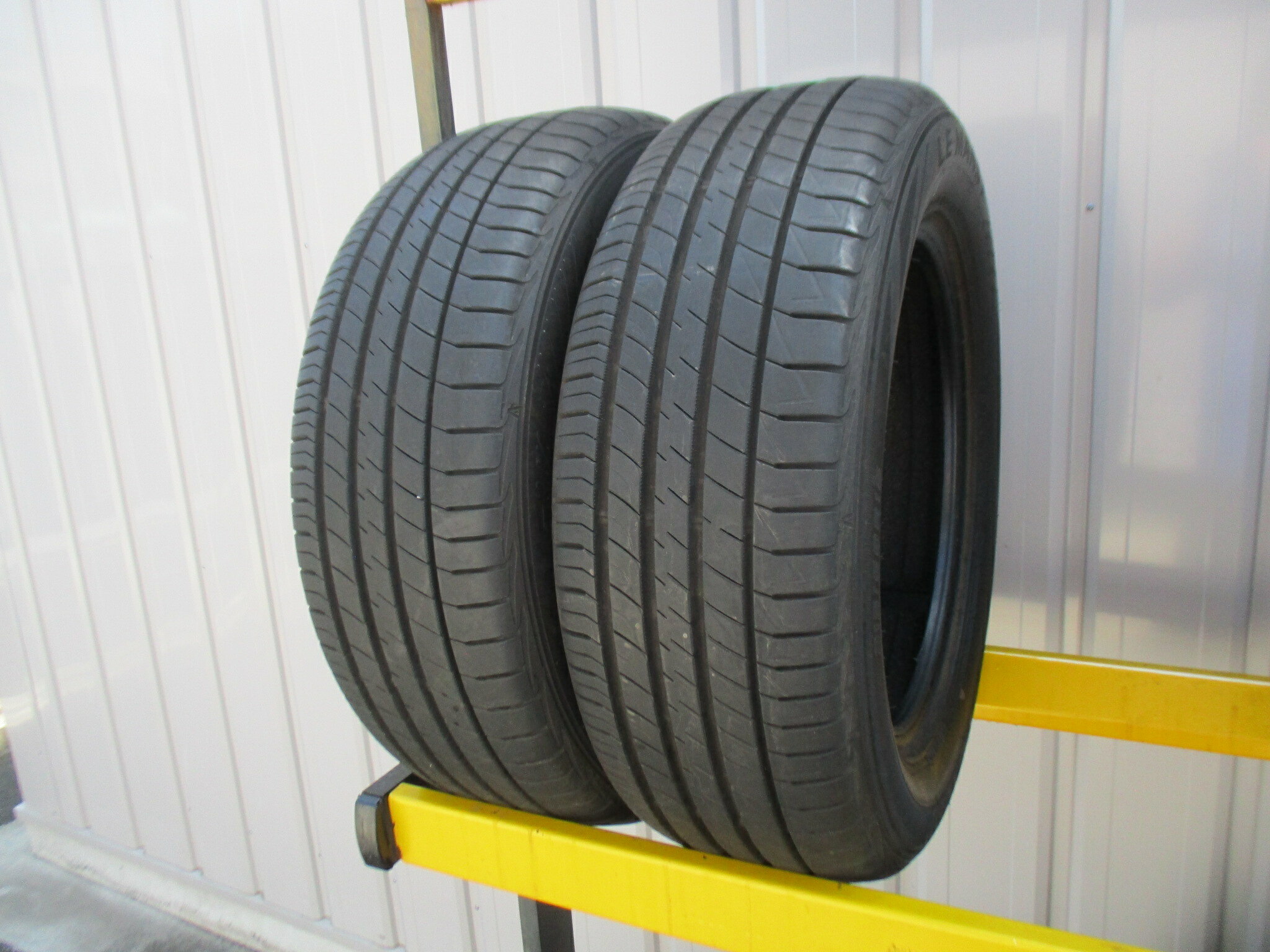 ■商品情報 【商品名】 ★☆215/60R16 95H ダンロップ LEMANS 5 2022年製 2本 送料込 T79220520☆★インボイス領収書発行可能 【商品説明】 ・DUNLOP　LE MANS V ・ダンロップ　ル・マン ・サイズ：215/60R16 95H ・9分山(写真にて判断をお願い致します) ・2本セット ・極上品 ・エア漏れチェック済み ・製造は2022年製です。 ■注意事項・発送詳細 【注意事項】 新品ではないのでその点はご了承ください。 完璧な商品をお求めの方はご遠慮ください。 マッチング等、御使用に関しては、購入者様で確認お願い致します。 あくまで中古品ということを理解していただける方のみのご購入で宜しくお願い致します。 【発送詳細】 送料無料 （沖縄、離島別途お問い合わせください） ■商品ランク 【タイヤ】 A 走行距離も少なく、非常に状態の良い中古品