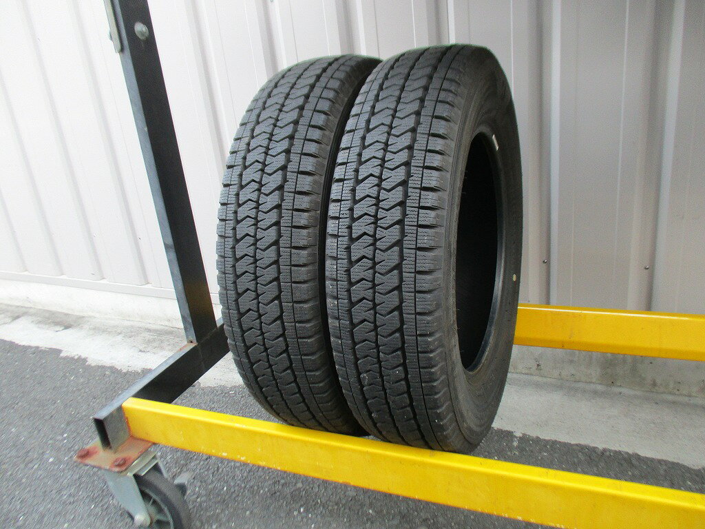 ■商品情報 【商品名】 ★☆155/80R14 88/86N LT ブリヂストン BLIZZAK VL10A スタッドレス 2024年製 2本 送料込 T74690227☆★インボイス領収書発行可能 【商品説明】 ・BRIDGESTONE　BLIZZAK VL10A ・ブリヂストン　ブリザック ・スタッドレス ・サイズ：155/80R14 88/86N LT ・9分山(写真にて判断をお願い致します) ・2本セット ・極上品 ・製造は2024年製です。 ■注意事項・発送詳細 【注意事項】 新品ではないのでその点はご了承ください。 完璧な商品をお求めの方はご遠慮ください。 マッチング等、御使用に関しては、購入者様で確認お願い致します。 あくまで中古品ということを理解していただける方のみのご購入で宜しくお願い致します。 【発送詳細】 送料無料 （沖縄、離島別途お問い合わせください） ■商品ランク 【タイヤ】 A 走行距離も少なく、非常に状態の良い中古品