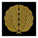 　　日本の家紋蒔絵シリーズ 　[　抱　柏　] 　 　古代から柏の葉は、神前に供物を供えるとき器代わりに用いられ、これに由来して柏が「神聖な木」と見られるようになりました。 　鎌倉時代にはすでに武家が文様として用いています。三葉よりなる三つ柏がよく知られていますが、バリエーションの多い家紋の一つです。 シールの貼り方はコチラをご参照下さい 商品名 　京蒔絵シール 　日本の家紋蒔絵シリーズ【　抱　柏　】 デザイン・監修 　彩蒔絵本舗　（東洋ケース株式会社） サイズ 　シールサイズ　：　約30　×　30　mm ご使用場所の例 スマートフォン、携帯電話、ヘルメット、自動車、自転車、スポーツ用品（スキー、スノーボード、サーフボード等）、ミュージックプレーヤー、ライター、家具、ガラス、文具、楽器、漆器、陶器、ゲームプレーヤー等。 ご使用上の注意 ●携帯電話やスマートフォンをはじめ、貼ろうとする物の材質によっては、うまく貼ることができない場合がございます。 スマートフォンなどは、端末に直接貼られるより、無地系のスマホケースに貼って装着されることをお勧めします。 ●鍋ややかんなど、高温になるものには貼らないで下さい。 ●貼ったものを電子レンジで使用しないで下さい。 ●口が触れる部分には貼らないで下さい。 ●本製品は大変はがれにくくなっております。 ●紙や布、革製品など柔らかい素材に貼り付けると、シールが割れる恐れがございます。 発送につきまして ●ご注文いただきましたお品物は、メール便にて発送させていただきます。 　　　　※メール便でのお届けにつきましては、こちらのページをご確認下さいませ。 ●お客様よりの決済のタイミングによっては、予定より遅れる場合がございます。 ●代金引換決済をお選びいただきました場合、通常の宅配便でのお届け(代引料込み945円から)となります。 ●ご購入時の送料自動計算システムでは、ご注文個数分の送料が表示されますが、当店で修正後、改めてご請求総額をご案内させていただきますので、安心してご注文下さいませ。 ●他にご購入いただきました場合、同梱できない場合がございます。予めご了承下さいませ。 　ご購入前に確認されたい場合は、お問い合わせ下さいませ。 商品在庫につきまして 　こちらの商品は、実店舗を含む当社の複数店舗で販売させていただいており、ご注文のタイミングにより在庫切れとなる場合がございます。予めご了承下さいませ。