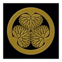 　日本の家紋蒔絵シリーズ 　[　丸に水戸葵　] 　三つ葉葵とも呼ばれ、フタバアオイでは稀で、架空の紋様です。 葵紋は賀茂神社の神紋で、徳川家は賀茂氏とつながりが深いことからこの家紋を用いてきたそうです。 　テレビドラマ「水戸黄門」のクライマックスで取り出す印籠で有名な家紋です。 シールの貼り方はコチラをご参照下さい 商品名 　京蒔絵シール 　日本の家紋蒔絵シリーズ【　丸に水戸葵　】 デザイン・監修 　彩蒔絵本舗　（東洋ケース株式会社） サイズ 　シールサイズ　：　約30　×　30　mm ご使用場所の例 スマートフォン、携帯電話、ヘルメット、自動車、自転車、スポーツ用品（スキー、スノーボード、サーフボード等）、ミュージックプレーヤー、ライター、家具、ガラス、文具、楽器、漆器、陶器、ゲームプレーヤー等。 ご使用上の注意 ●携帯電話やスマートフォンをはじめ、貼ろうとする物の材質によっては、うまく貼ることができない場合がございます。 スマートフォンなどは、端末に直接貼られるより、無地系のスマホケースに貼って装着されることをお勧めします。 ●鍋ややかんなど、高温になるものには貼らないで下さい。 ●貼ったものを電子レンジで使用しないで下さい。 ●口が触れる部分には貼らないで下さい。 ●本製品は大変はがれにくくなっております。 ●紙や布、革製品など柔らかい素材に貼り付けると、シールが割れる恐れがございます。 発送につきまして ●ご注文いただきましたお品物は、メール便にて発送させていただきます。 　　　　※メール便でのお届けにつきましては、こちらのページをご確認下さいませ。 ●お客様よりの決済のタイミングによっては、予定より遅れる場合がございます。 ●代金引換決済をお選びいただきました場合、通常の宅配便でのお届け(代引料込み864円から)となります。 ●ご購入時の送料自動計算システムでは、ご注文個数分の送料が表示されますが、当店で修正後、改めてご請求総額をご案内させていただきますので、安心してご注文下さいませ。 ●他にご購入いただきました場合、同梱できない場合がございます。予めご了承下さいませ。 　ご購入前に確認されたい場合は、お問い合わせ下さいませ。 商品在庫につきまして 　こちらの商品は、実店舗を含む当社の複数店舗で販売させていただいており、ご注文のタイミングにより在庫切れとなる場合がございます。予めご了承下さいませ。