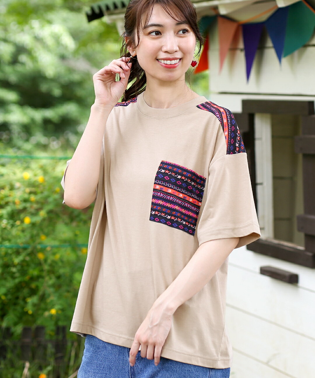 【50％OFF★SALE】 Tシャツ ティーシャツ トップス カットソー レディース 春 夏 半袖 五分袖 胸ポケット チロリアンテープ 花柄 バックスタイル 背中 ペアルック お揃い カジュアル ベージュ ブラック エスニック チチカカ TITICACA ／ チロリボーダーTシャツ lsjcd306