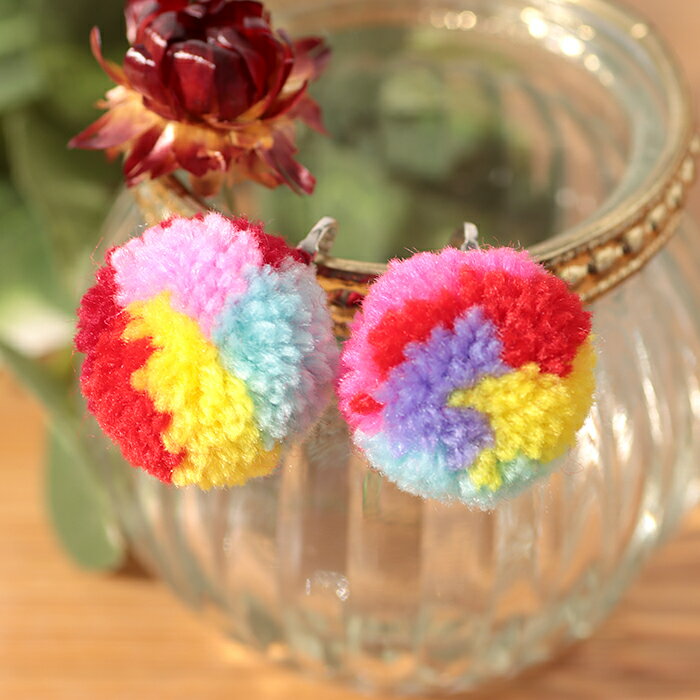 ポンポンイヤリング ／ ピアス見え ネジバネ式 カラーアソート カジュアル クリップ イヤーアクセサリ..