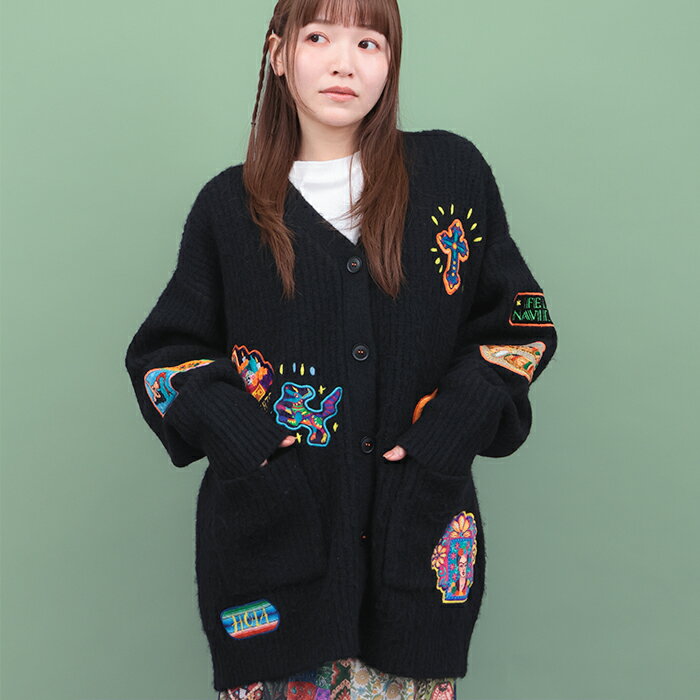 Rico メヒコアップリケ刺繍カーディガン ／ カーディガン ニット ワッペン アップリケ 刺しゅう メキシコ モチーフ フリーダ カラベラ 羽織り はおり ボタン Vネック レディース 秋 冬 長そで ゆったり 黒 ブラック エスニック チチカカ TITICACA