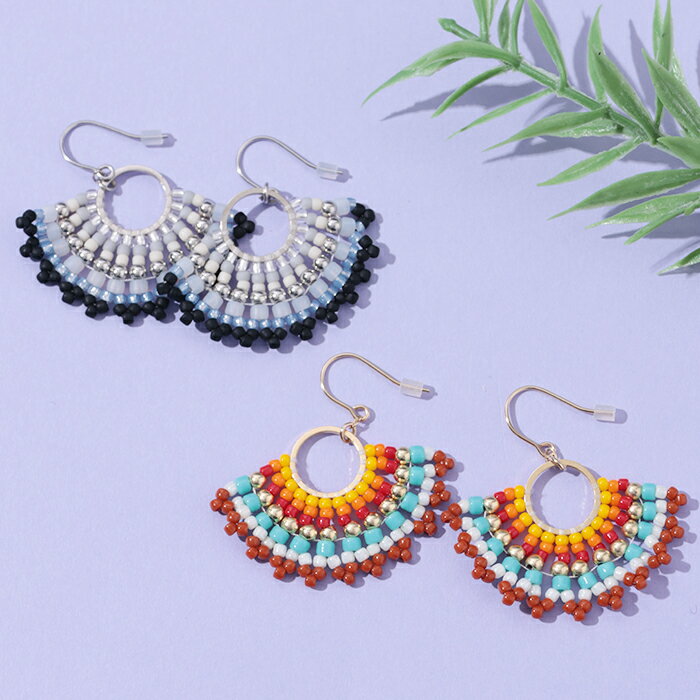 乐天商城 - 扇型ビーズピアス ／ ピアス 両耳用 イヤーアクセサリー ビーズ キラキラ 揺れる レディース 春 夏 フック ブルー レッド 下げる 光る 大人 扇 華やか アクセント プレゼント ギフト おしゃれ かわいい エスニック チチカカ TITICACA