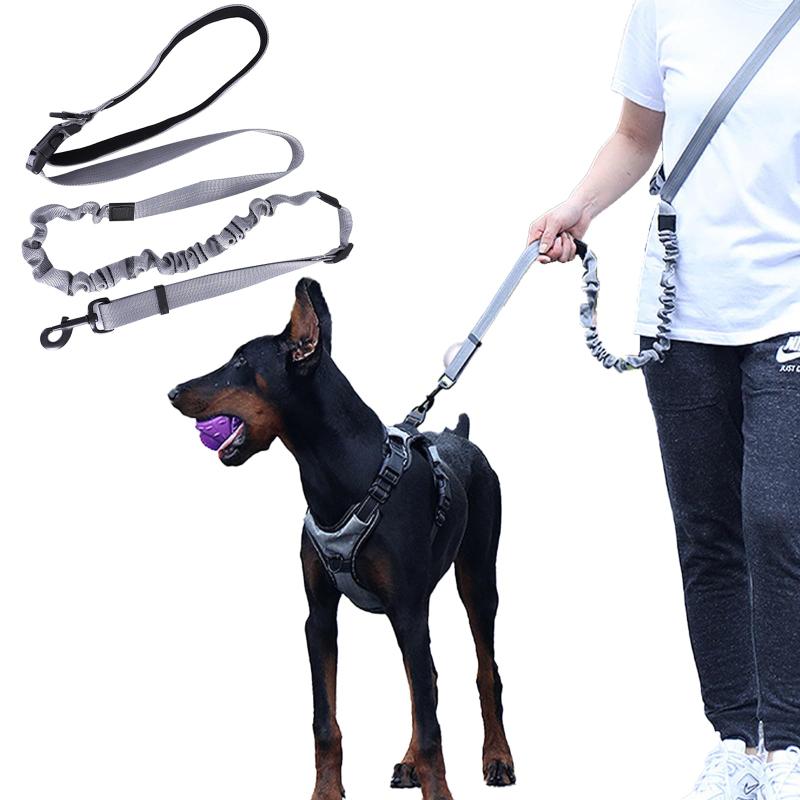 犬 リード 中型犬 大型犬専用 肩掛けリード 全長1.8m 夜光 反射素材 ブラック/グレー 6in1 多機能製品仕様製品名：犬用リード（斜めがけリード）、製品サイズ：長さ180cm、幅2.5cm、犬リードは両手が使えるショルダーリードとしてだけでなく、ウエストリードとしても使用できます調整可能な多機能犬用リード伸縮範囲：150cm-250cm、ウエスト調整範囲：60cm-110cm、犬の散歩、トレーニング、ランニング、ジョギングに最適です1本6役の多機能リード：調整可能な犬リードで、1.5メートルをベーシックリード、1.8メートルをミディアムリード、2.5メートルを最大ロングリードに変換できます。様々な長さが選択できます反射素材を使って夜間の散歩も安心高密度ナイロン生地を採用、軽くながらも丈夫です、縫い糸に反射素材を使用しており、夜も愛犬の位置が確認しやすく、安心して散歩できる配慮がなされています小中大型犬に適用こちらのショルダーリーダは耐荷重が最大480kgまで対応できます。3kgから50kgまでのワンちゃんにおすすめです、この犬リードは多様な犬種に適応でき、小型犬はもちろん、中型から大型犬まで犬のリードとして使用可能です