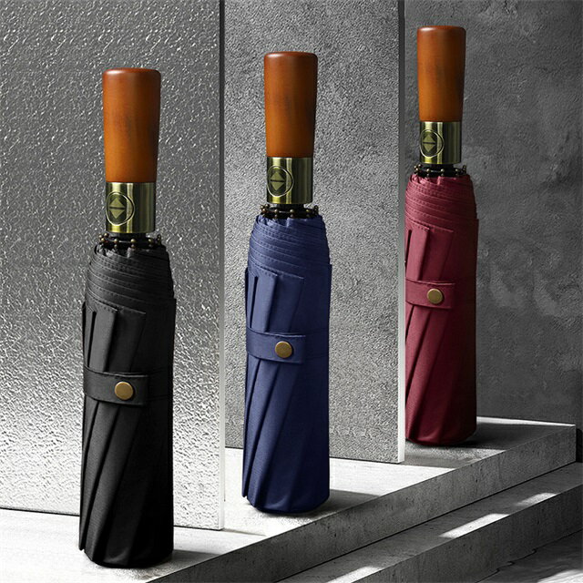商品詳細 特徴 メンズ・レディース兼用ワンタッチ マニュアル ル式のおしゃれな折りたたみ傘です。 専用ケースに収納することで持ち運びに便利なコンパクトサイズになります。 耐久性のある高密度で防水性の高い布地を使用し、撥水性に優れています。 素材 傘骨：アルミ合金+繊維 傘布：210T打撲布 仕様 タイプ：折りたたみ傘(三つ折)・マニュアル 直径：約105cm 畳んだ長さ：約35cm 生産 中国 重さ 約490g ご注意点 【写真の撮り方や光の当て具合によって若干色合いが異なることがございますのでご了承くださいませ。