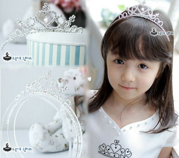 キッズ カチューシャ 子供 女の子カチューシャ 子供 ティアラ小物 ティアラ カチューシャ パーティ 七五三 ティアラ ウェディング ティアラ 子供入園・七五三・発表会・結婚式・お出かけなど子供が喜んでくれるプレゼントどんな場合でも注目を集められるとっても可愛いカチューシャ♪クリスマス衣装いろいろ↓ 画像をクリック ↓サイズ頭周り:約37cmティアラサイズ:約12×4cm注意点・ 生産時期により、多少色味が異なる場合がございますが、品質に違いはございません。・ 商品の色は、お使いのモニタ—、撮影時のライティングにより実物の色味と若干異なる場合がございます。ティアラ 子供 発表会 髪飾り キッズ キッズ アクセサリー ティアラ 豊富 シルバー【ホワイト】 シルバー【ピンク】 シルバー【ブルー】 シルバー【ブル- 2】 プリンセス【3点セット】