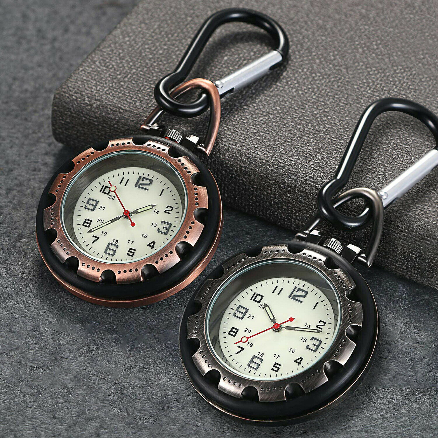 商品情報商品紹介【素材】合金+ステンレス+鉄【重量】41g【サイズ】高さ:10.0cm/ケース直径:4.5cm/厚さ:1.2cm【パッケージ】:腕時計、布袋【適用場合】:シンプル・カジュアルなデザイン、休日カや、お仕事向きビジネスまでどんなシーンにも使えます。【オススメ】:ご自用及び、親友・恋人・家族など大切な人へのギフト・プレゼントにも喜ばれるお勧め腕時計です。腕時計は常温の環境に置くべきです。過冷却過熱は腕時計に一定のダメージを与えます。磁気に弱いので、鞄のマグネットやスマホを近づけない水が入って腕時計を壊しないようにしてくださいキーホルダー時計、可愛い丸型のデザイン、夜光、アナログ表示、1ATM防水、クオーツ、男女兼用、ブラックケース【三十日安心保証サービス】万が一商品に不具合があった、もしくは商品にご満足いただけなかった場合、注文履歴より当社までお気軽にお問い合わせください。こちらが返金または返品を対応致します。24時間内最善の解決策を提供しますナースウォッチ 懐中時計 夜光 キーホ シルバー レッド