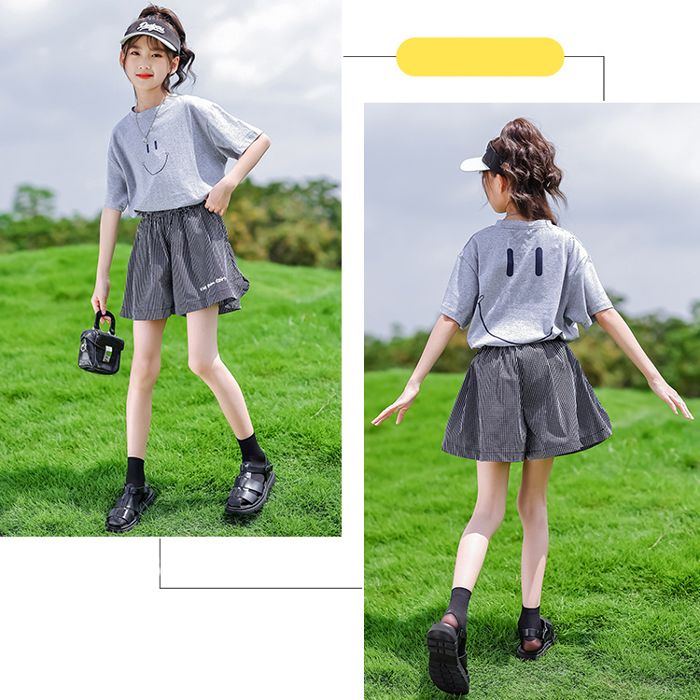 女の子 シャツ ショートパンツ キッズ 120/130/140/150/160女の子 シャツ ショートパンツ キッズ 120/130/140/150/160夏 シャツ ショートパンツTシャツとショートパンツのセット商品☆後ろと前ににこちゃんマークのかわいいTシャツ♪シンプルなデザインだからいろいろなボトムスと合わせやすい!夏 シャツ ショートパンツTシャツとショートパンツのセット☆実寸サイズTシャツ120cm: 着丈-46 肩幅-35 身幅-37 袖丈-12--------------------------------------130cm: 着丈-49 肩幅-37 身幅-40 袖丈-14--------------------------------------140cm: 着丈-51 肩幅-39 身幅-43 袖丈-15--------------------------------------150cm: 着丈-55 肩幅-41 身幅-45 袖丈-15--------------------------------------160cm: 着丈-58 肩幅-43 身幅-47 袖丈-16--------------------------------------パンツ120cm: ウェスト-21 丈-34--------------------------------------130cm: ウェスト-23 丈-36--------------------------------------140cm: ウェスト-24 丈-38--------------------------------------150cm: ウェスト-26 丈-39--------------------------------------160cm: ウェスト-26 丈-41--------------------------------------素材cotton 65% polyester 35%※【ネコポス送料無料】をご希望の場合は、ご注文の際にを【追跡可能メール便】とご選択ください。注意点・ 生産時期により、多少色味が異なる場合がございますが、品質に違いはございません。・ 商品の色は、お使いのモニタ—、撮影時のライティングにより実物の色味と若干異なる場合がございます。上下セット 子供服 女の子 Tシャツ キッズ ワンピース 豊富 120cm 130cm 140cm 150cm 160cm