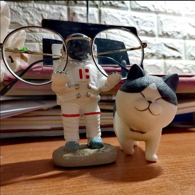 Rakuten - スマホスタンド 宇宙飛行士 かわいい キャラクター 卓上 デスク ペン立て アクセサリースタンド 置物 樹脂製 インテリア オブジェ 多機能 ハンズフリー 小物収納 プレゼント ギフト