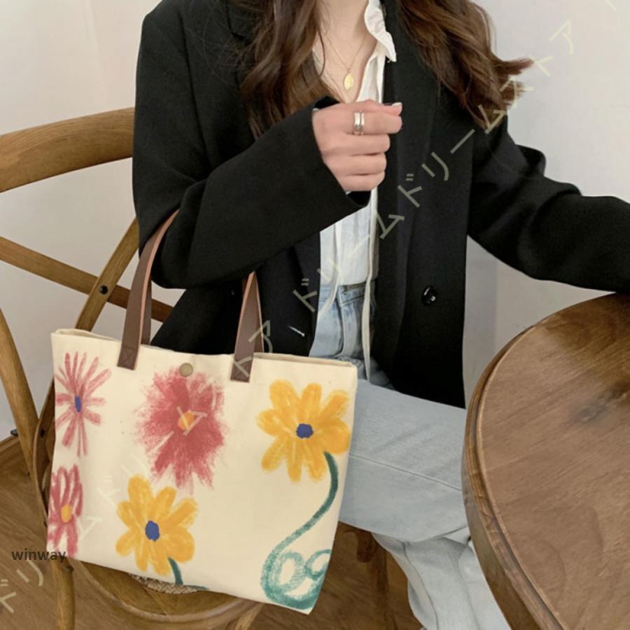 Rakuten - レディース 大人 花柄 おしゃれ サブバッグ 通勤 仕事 旅行 女性用 手提げバッグ キャンバスバッグ 春夏 ベルトハンドル フラワー チャーム付き