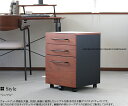 ◆ウォールナットデスクサイドチェスト　walnut desk chest ■商品説明 ウォールナット突板を天板、引出し前板に使用したシンプルな 取手付き木製デスクサイドチェストです。 天板・前板と他部材に異なる色目の材料を使用することで メリハリのあるツートーンのデザインになっており、天板と 最上段引出前板を斜めにカットすることでシャープでエッジの 効いたな印象となっております。 ※こちらのIDではトップ画像内サイドチェストの販売となります。 画像内の同シリーズデスクは別IDにて販売しております。 ■仕様 SIZE　　　　W400mm D400mm H580mm 材質　　　　天然木ウォールナット化粧繊維板 　　　　　　PVC(塩化ビニール)化粧繊維板 COLOR　　　ブラウン 完成品(※キャスター、取手のみお客様取り付け) ■備考 ※商品画像に関しましては十分配慮しておりますが、 お使いのモニター及びパソコンの環境により色等、 厳密に表現出来ません事をあらかじめご了承下さい。 ※画像内の商品以外の演出品につきましては、 演出目的での使用の為、商品代金には含まれません。