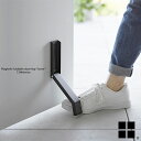 ◆マグネット折り畳みドアストッパー"タワー" Magnetic foldable doorstop“tower” ■商品説明 荷物などで両手がふさがっている場合でも立ったまま片足で操作できるスチール製の玄関ドアストッパーです。 デザインは自己主張しないようシンプルに。接地面を適度に曲げておりますので開閉も容易に行っていただけます。 取付けは本体裏面に強力マグネットが付いておりますのでスチール製の玄関ドアなら簡単に取り付け可能。 外箱には取付時の目安となる便利なガイドが印刷されたおります。 本体材料にはスチール材及び、マグネット、接地面にはシリコーンを使用。 収納時用に内側にもマグネットを付けております。 商品重量約230g ※ドア下部と地面との間が約15cmを超えるドアには取付けられません。 ※設置場所にマグネットが付くことや十分な保持力が得られることをご確認下さい。 ドアの種類によってはご利用いただけない場合がございます。予めご了承ください。 ■仕様 SIZE 約W45mm D70mm H280mm(使用時) 約W45mm D40mm H170mm(収納時) COLOR ブラック ホワイト 材質 粉体塗装スチール材 マグネット シリコーン 完成品 ■備考 ※商品画像に関しましては十分配慮しておりますが、お使いのモニター及び パソコンの環境により色等厳密に表現出来ません事を あらかじめご了承下さい。 ※画像内の商品以外の演出品につきましては、 演出目的での使用の為、商品代金には含まれません。