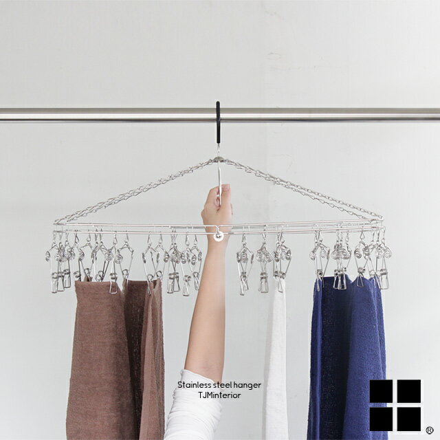 ◆ステンレス製ハンガー Stainless steel hanger ■商品説明 掴んだ時に指先から伝わる優しい感触が特徴的な渦巻き状のピンチを採用したステンレス製ハンガーです。 弱い力でも掴みやすく日々の物干し作業時のストレスを軽減。 中央フックの下部には洗濯物が干してある場合や高い位置の物干し竿などへ掛ける時に便利な持ち手が付けられております。 主な材料にはホームセンターなどで取り扱いのある一般的なステンレスより酸化被膜が強固で錆び難く、 耐久性にも優れた特性を持つ18-8ステンレスを贅沢に使用しております。 物干し竿へ引っ掛けるフック部分へはゴム材を取付け。横滑りし易い一点支持の丸型で はなく二点支持の角型を採用しております。 折り畳み時は山折れ仕様となっておりますの で物干し竿へそのまま畳んで掛ていただけます。 タイプは2種類ご用意。外側・内側にピンチのある30P/SDLタイプと、外側のみにピンチの ある22P/SLタイプよりお選びいただけます。 ■仕様 SIZE 約W610mm D340mm H380mm 約W50mm D380mm H550mm(折畳時) COLOR シルバー系 材質 18-8ステンレス材 合成ゴム 完成品 ■備考 ※商品画像に関しましては十分配慮しておりますが、お使いのモニター及び パソコンの環境により色等厳密に表現出来ません事を あらかじめご了承下さい。 ※画像内の商品以外の演出品につきましては、 演出目的での使用の為、商品代金には含まれません。