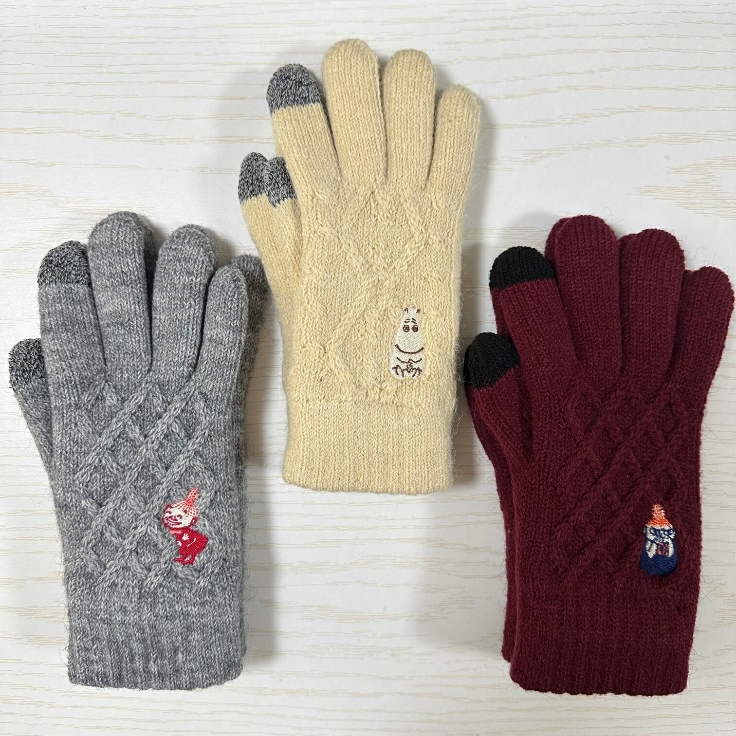 ムーミン MOOMIN スマホ対応手袋 ムーミンこまりがお リトルミイよろこび リトルミイかんがえごと ワンポイント刺繍 ケーブル柄 かわいい おしゃれ あったか 暖か ボア 北欧 プレゼント