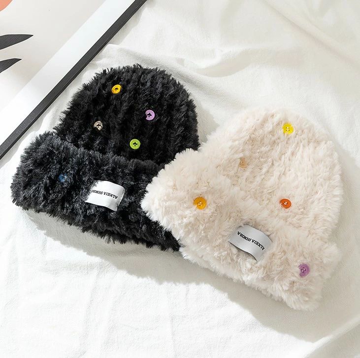 Rakuten - ボタン ファー 帽子 2色×2デザイン ニット帽 ボア もこもこ ふわふわ 白 ホワイト 黒 ブラック 深い 深め おしゃれ 可愛い 韓国 ヒップホップ HIPHOP レディース メンズ ガールズ ストリート 防寒 秋冬 大きいサイズ シンプル ロゴ 無地