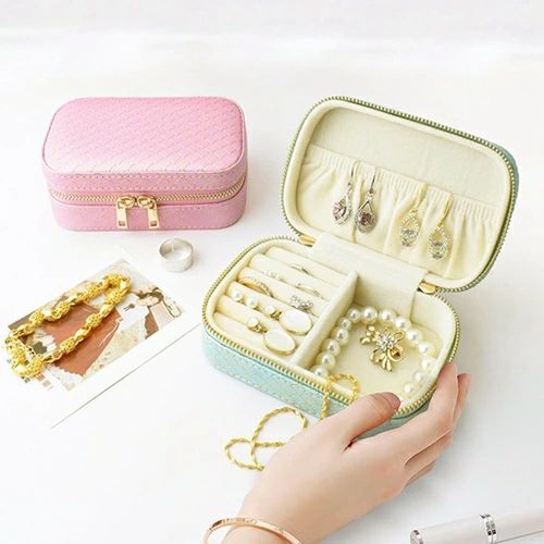 TKMjapan本店のジュエリーボックス アクセサリーケース ジュエリー収納 宝石箱 ミニ 携帯用 おしゃれ コンパクト 持ち運び 小物入れ ピアス ネックレス リング 指輪置き 女性用 女の子 ピンク｜アングル3