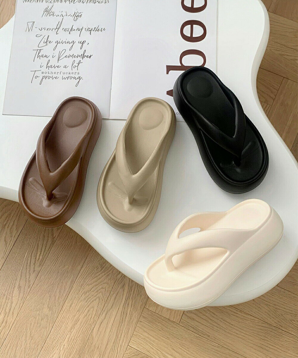 ■商品の特徴プールサンダル コンフォートサンダル サマーサンダル 美脚 疲れにくい 履きやすい ボリュームソールボリューム感のあるソールがポイントの厚底トングサンダル。シンプルなデザインながら、程よい存在感でコーデに抜け感をプラスしてくれる。足裏に沿う立体インソールで安定感があり、長時間の着用でも疲れにくいのが魅力。■詳細説明甲素材：EVA樹脂底素材：EVA樹脂カラー：ブラック/オフホワイト/ベージュ/ブラウンサイズ：S（35-36）/M（37-38）/L（39-40）（カッコ内は靴底表記となります）[S]対応サイズ:22.5cm/23.0cm外寸長さ:約25.0cm 幅:約9.0cm[M]対応サイズ:23.5cm/24.0cm外寸長さ:約26.0cm 幅:約9.3cm[L]対応サイズ:24.5cm/25.0cm外寸長さ:約27.0cm 幅:約9.5cmヒール(全サイズ共通):約5cmプラットフォーム(全サイズ共通):約4cm重さ（両足）：約348g-426g生産国：中国■その他説明※すべて平置きサイズです（採寸方法違いより、多少の誤差がございますので、ご了承ください）。※海外輸入品のため、商品の細部仕様は多少異なる場合がございます。予めご了承の上、ご注文お願い致します。メーカー希望小売価格はメーカーカタログに基づいて掲載しています