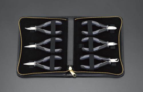 仕様：●メーカー:KNIPEX(クニペックス)●型番:002017●〈セット内容〉:7点セット・EA535KC-11 115mm 精密用ニッパー(ESD) ・EA535KC-13 115mm 精密用ニッパー(ESD) ・EA536KE-33 120mm 精密用エンドニッパー(ESD) ・EA537KS-1 115mm 精密用プライヤー(ESD) ・EA537KS-2 115mm 精密用プライヤー(ESD) ・EA537KS-4 115mm 精密用プライヤー(ESD) ・ケース(ポリエステル生地)●ケースサイズ:215×160×40mm●重量(g):640商品画像に関する注意事項：●画像に数字等の情報が入っている場合は、　品番末尾が対象商品の画像となります。
