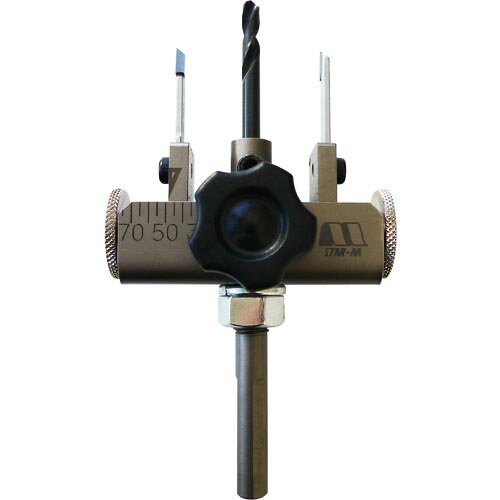 特長：穴径25mm〜75mmまでの穴あけがこの1台で行えます。サイズ合わせ工具不要です。ハンドル2ヶ所締めでしっかり固定するので緩みにくい設計です。衝撃に強いボディ形状です。用途：ダウンライト・配管の穴あけに。壁際、隅への穴あけに。被削材：サイディング材・構造用合板に。仕様：加工穴径(mm)：25〜75軸径(mm)：10穴あけ可能深さ(mm)：片側28mm・両側56適合機種：電気ドリル軸形状：三本溝材質／仕上：本体：炭素鋼センタードリル：ハイス鋼替刃：超硬刃セット内容／付属品：六角レンチ4mm　●代表画像について 商品によっては、代表画像を使用している場合がございます。 商品のカラー、サイズなどが異なる商品をイメージ画像として 使用させて頂いている場合がございます。 必ず、商品の品番と仕様をご確認のうえ、ご注文お願いいたいます。 　●お買上げ明細書の廃止について 当店では、個人情報保護と環境保護の観点から同封を廃止しております。 お買上げ明細書が必要な場合は、備考欄に「お買上げ明細必要」と 記載お願いいたします。 当店からの出荷の場合は、同封にて発送させて頂きます。 （※メーカー直送の場合は、PDFデータをメールさせて頂きます。） 　注意事項 ※商品名に【2個セット】等、数量の明記がない場合は1個での販売となります。