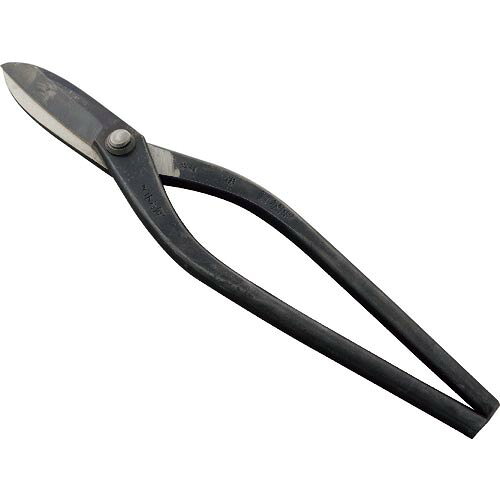 特長：左利きの直線切りに対応できます。用途：板金加工用鋏。仕様：全長(mm)：315刃長(mm)：83切断能力(mm)鉄板：0.5切断能力(mm)銅板：0.6切断能力(mm)ステンレス板：0.4タイプ：鉄板用切断能力(mm)：0.4主対応素材：GL鋼板・銅板材質／仕上：本体：極軟鋼SAE1006刃：日立安来鋼青紙　●代表画像について 商品によっては、代表画像を使用している場合がございます。 商品のカラー、サイズなどが異なる商品をイメージ画像として 使用させて頂いている場合がございます。 必ず、商品の品番と仕様をご確認のうえ、ご注文お願いいたいます。 　●代金引換でのお支払いについて 発送する商品の総重量が20kgを超えてしまったり、 商品の大きさが当店から発送できる規定サイズを超えてしまう場合 メーカー直送での対応となりますので、 代金引換がご利用頂けない場合がございます。 該当する場合、当店から別途メールにてご連絡させて頂いております。 　●北海道・沖縄・離島・一部地域の送料について 別途追加で送料がかかる場合がございます。 送料がかかる場合は、メールにて送料をご連絡させて頂き、 お客様にご了承頂いてからの手配となります。 　●お買上げ明細書の廃止について 当店では、個人情報保護と環境保護の観点から同封を廃止しております。 お買上げ明細書が必要な場合は、備考欄に「お買上げ明細必要」と 記載お願いいたします。 当店からの出荷の場合は、同封にて発送させて頂きます。 （※メーカー直送の場合は、PDFデータをメールさせて頂きます。）