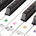 ・【見やすい・分かりやすい】ピアノの鍵盤に貼るだけでキーボードが見やすくなり初心者でもスムーズに練習ができます。貼り付け・貼り直しもカンタン。鍵盤に剥がし跡を残さず綺麗に取り外し可能です。・【カラフル色＆ブラック＋ホワイトで見やすいデザイン】ピアノの練習、習得、学習、演奏に最適です。鍵盤の位置が覚えられないという方にもオススメです。・【高品質・高耐久性】透明なピアノシールで剥がれにくく長くお使い頂けます。取り外しが簡単でピアノキーボードにダメージを与えない材質となっております。・【49/61/76/88 キー対応】様々な種類のピアノ、電子ピアノ等に使用可能です。レッスン用など、初心者の方のピアノ練習・上達にも最適な製品です。・【パッケージ内容】白鍵用52ステッカー、黒鍵用36ステッカー、合計88ステッカー + 貼り付け用ピンセット※在庫更新のタイミングにより、在庫切れの場合やむをえずキャンセルさせていただく可能性があります。ご了承のほどよろしくお願いいたします。