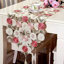 ・【三色花・刺繍】ピンクやホワイト、レッド、綺麗で優雅な三色花柄の刺繍があり、大自然に囲まれるようなナチュラルのテーブルランナー。・【おしゃれで可愛い】鮮やかなカラーのテーブルランナーを敷くだけで、上品な柄で、高級感もあり、落ち着いたお部屋の雰囲気を作ります。・【質感・光沢感】上質の糸に織り込まれたため、質感と光沢感を持っており、食卓がすぐ華やかになります！・【食卓飾り】かわいいタッセルが付いている、このセンスのあるテーブルクロスを食卓に掛けることで、いつもの食卓をより引き立たせ、お食事に楽しみを。・【サイズ】幅/40cm　長さ/210cm（タッセル含み）　生地：緞子　簡単に洗浄可、普段のお手入れは簡単な拭き取りで十分です。（長くご愛用いただくためには、乾燥機や漂白剤の使用はできるだけお避け下さい。）※在庫更新のタイミングにより、在庫切れの場合やむをえずキャンセルさせていただく可能性があります。ご了承のほどよろしくお願いいたします。
