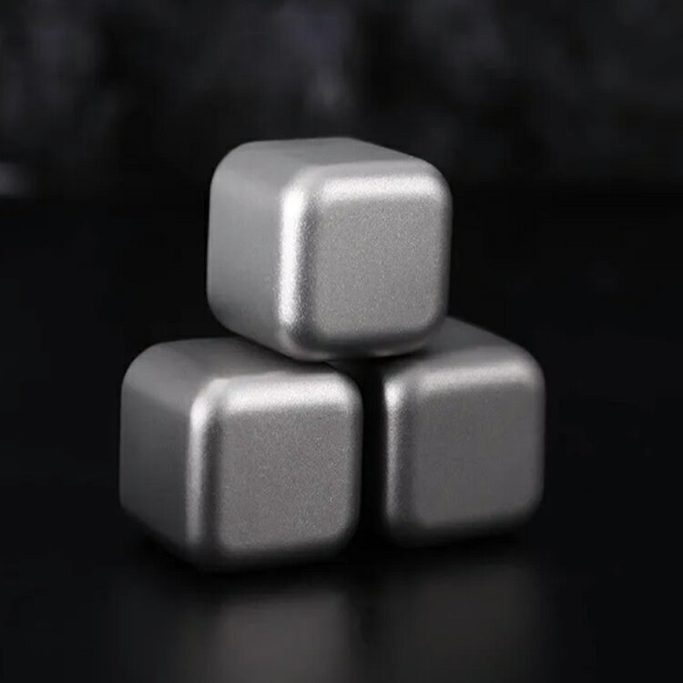 溶けない氷 クリップ付き チタン製 収納ケース付き 4個 チタン 繰り返し使用可能 マット 氷 アイスキューブメーカー チタンアイス 四角氷 急速冷却 アイスキューブ 男性 父親 誕生日 プレゼント お酒 タンブラー おしゃれ