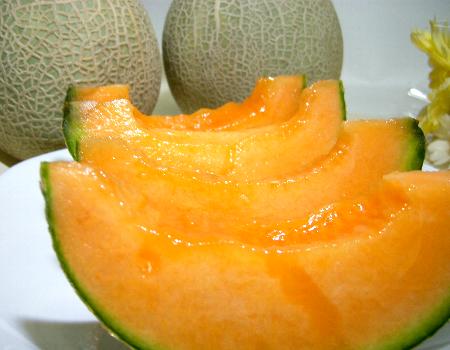 【お試し！送料無料　数量限定】 愛知・茨城産　クインシーメロン　（赤肉メロン）　5〜6個入りサーモンピンクが美しい赤肉系めろん。まろやかな香り。ネットが荒いなど少し「訳あり」自宅用【RCP】のサムネイル