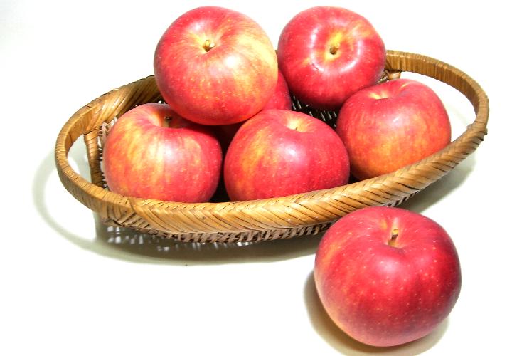 岩手産　さんさリンゴ5kg　中玉18〜20個入り○店長おすすめ果物です濃い甘味と酸味のバランスが美味しいリンゴです　赤いりんご　短期間販売【アップル　林檎　りんご　岩手みやげ】のサムネイル