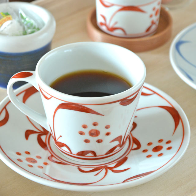 白磁に映える、明るい印象の赤絵。コーヒーや紅茶など、ティータイム...