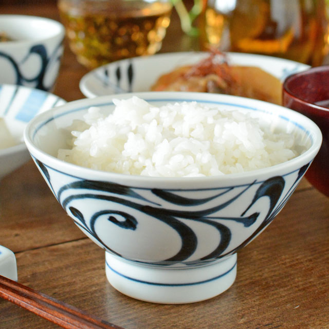 【砥部焼 岡田陶房】唐草文の茶碗(大)のサムネイル