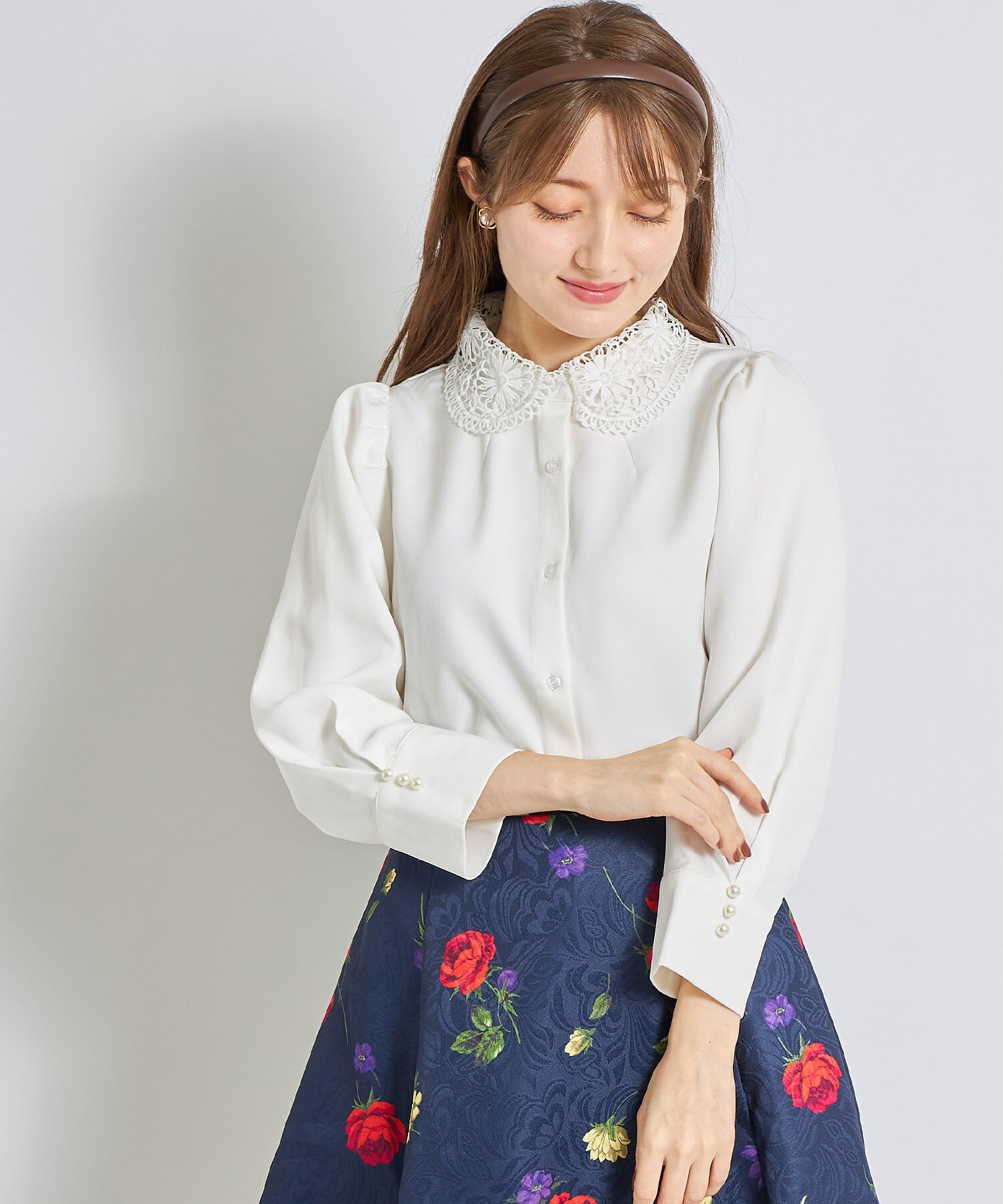 愛らしい清潔感が溢れる袖口パール装飾フラワーレース襟付きブラウス【asoery　アソリー】tocco closet(トッコクローゼット)　はホワイト ブラックのサムネイル