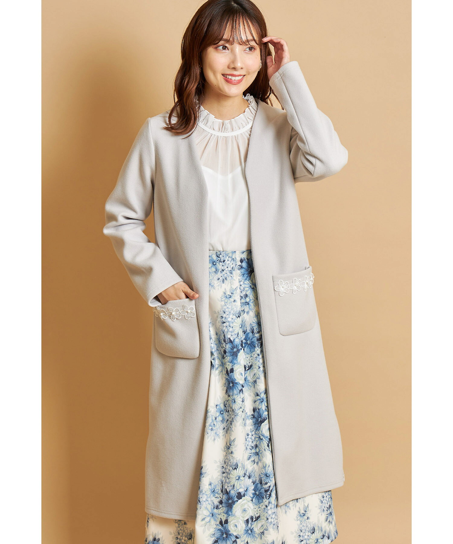 2WAYフォックスファー付きポケットフラワーモチーフ装飾コーディガン【famry　ファルミー】tocco closet(トッコクローゼット)　アイスグレー グレイッシュピンク アイボリーのサムネイル