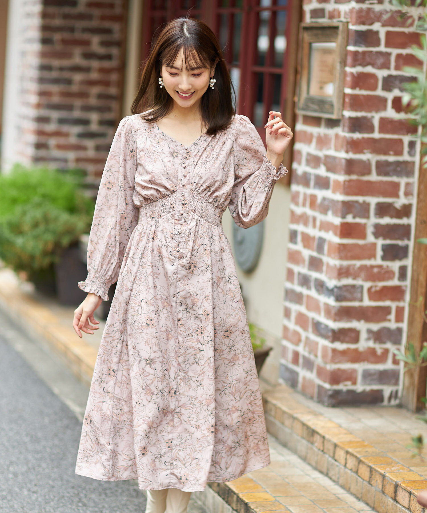 飾りくるみ釦付きシャーリングフラワープリントワンピース【sadolly　サドリー】tocco closet(トッコクローゼット)のサムネイル