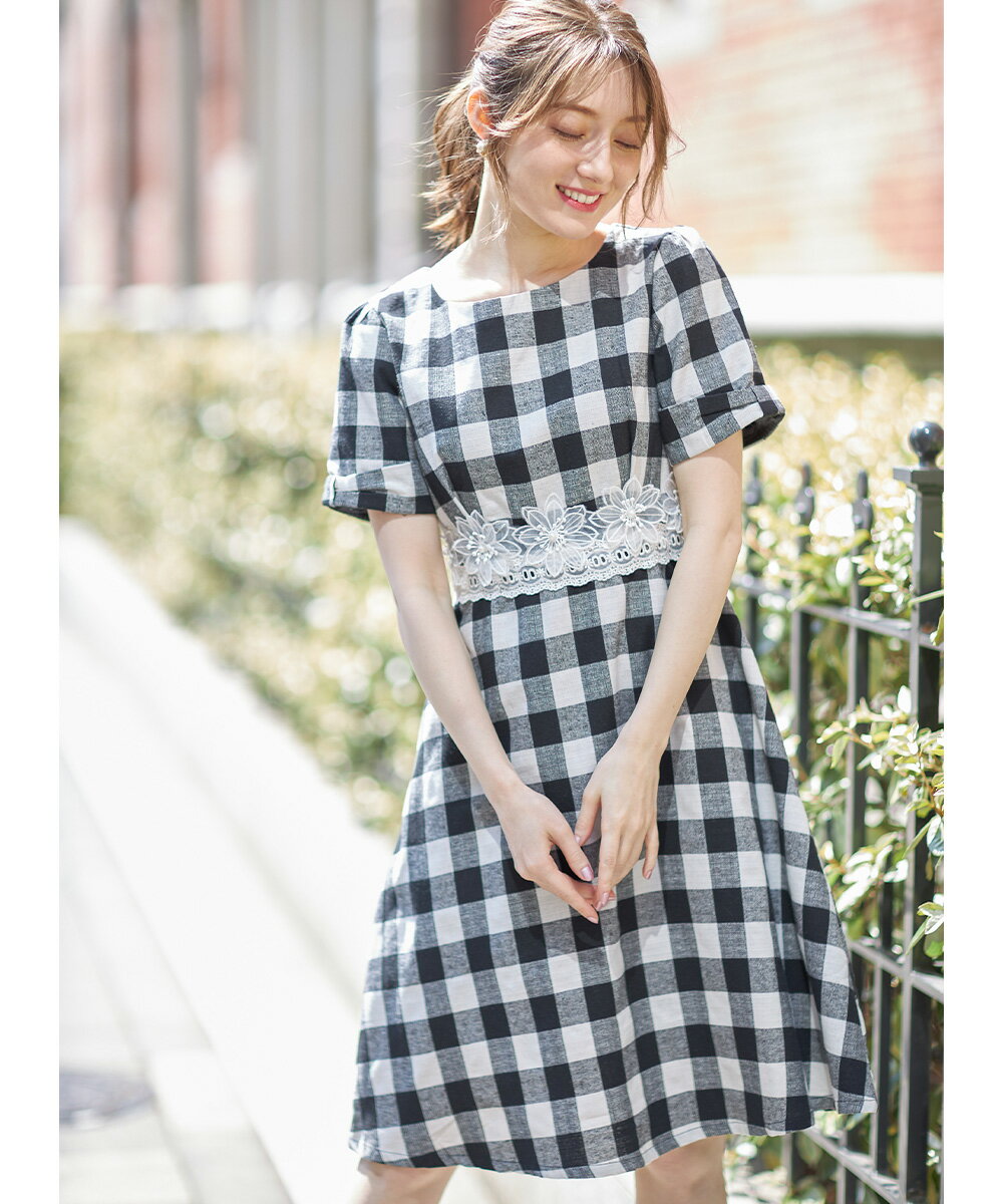 ウエスト立体フラワーレース付き袖口りぼんギンガムチェックワンピース着用【lenodia　レノディア】tocco closet(トッコクローゼット)のサムネイル