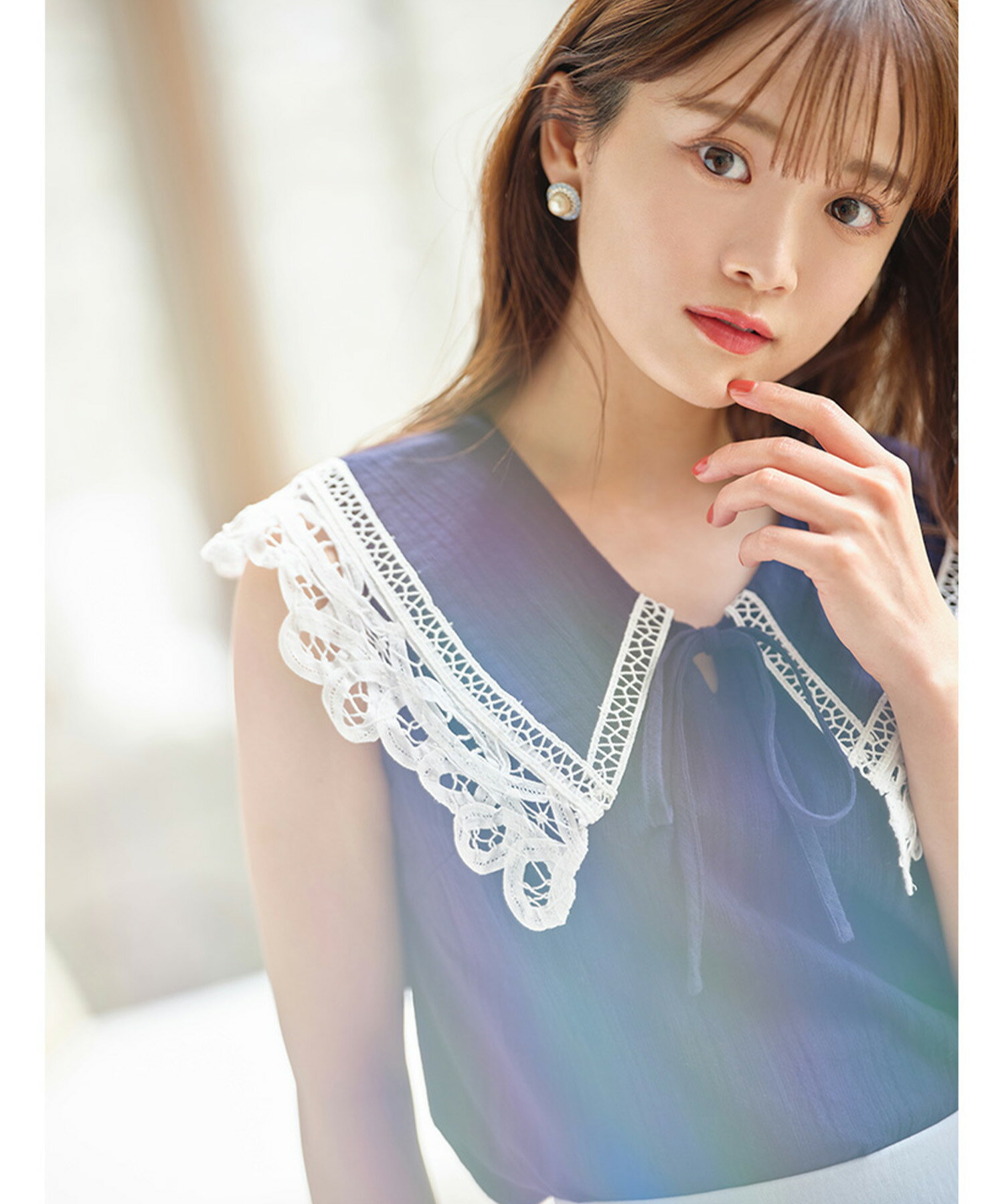 りぼん付きレース装飾ビックカラーノースリーブブラウス【yolies　ヨーリス】tocco closet(トッコクローゼット)　※たくぼかりんさん≪@kar_insta_gram≫はネイビー着用 オフホワイト ※こちらの商品はМサイズのみですのサムネイル
