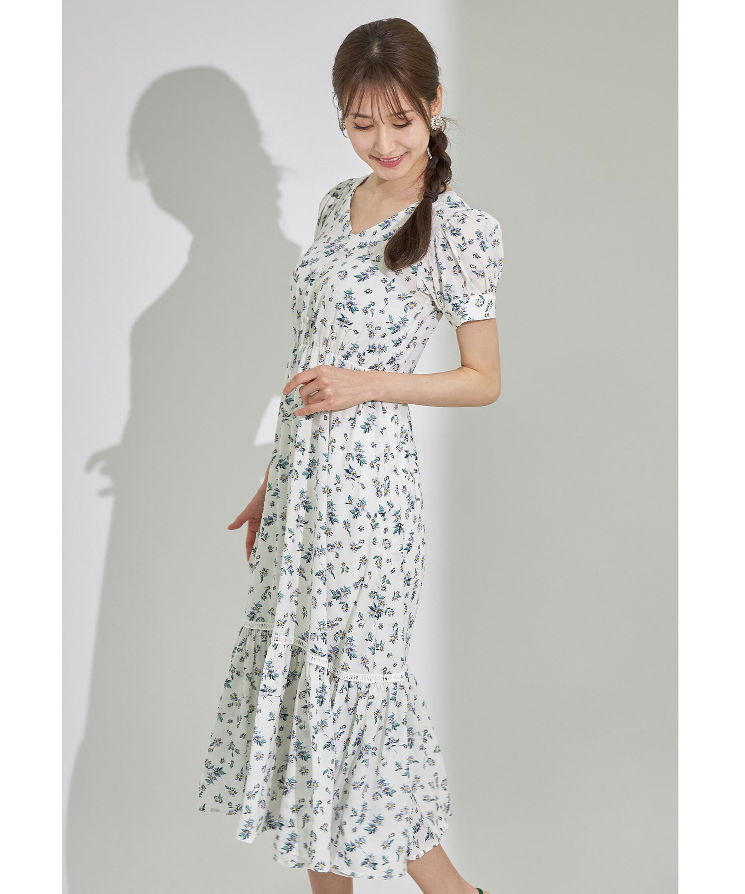 ハシゴレース装飾切り替えフラワープリントワンピース【faliene　ファリン】tocco closet(トッコクローゼット)　オフホワイト サックスのサムネイル