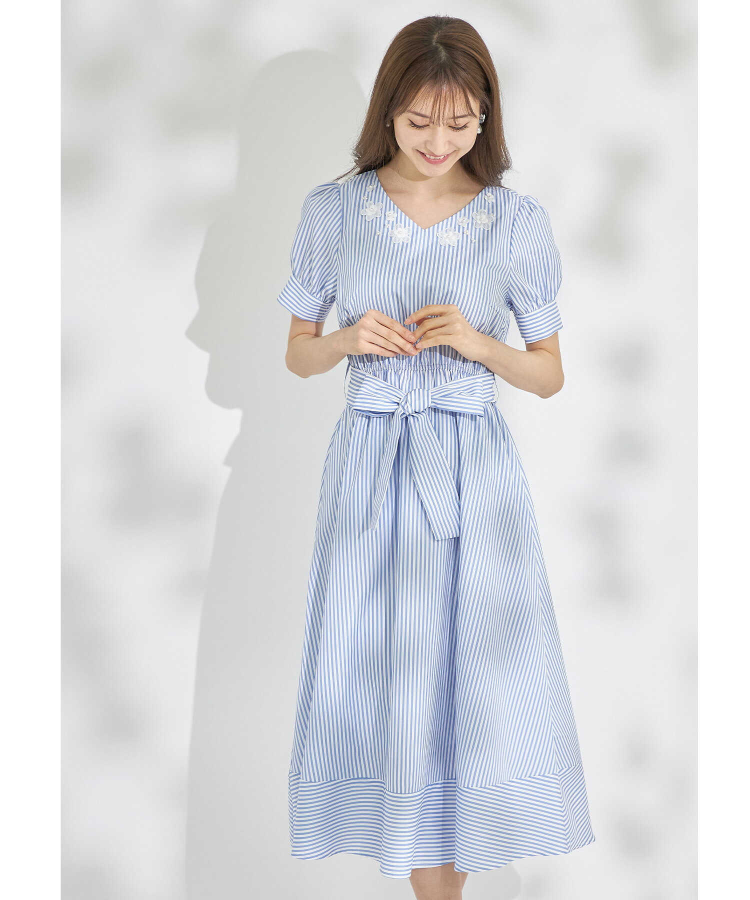ウエストりぼん付きフラワーモチーフ装飾ストライプワンピース【favelie　フェヴリー】tocco closet(トッコクローゼット)　サックス ネイビーのサムネイル