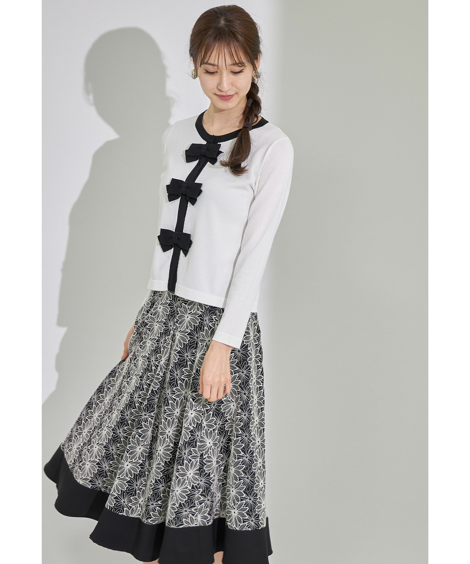 裾切り替えフラワー刺繍フレアスカート【jorsel　ジョーセル】tocco closet(トッコクローゼット)　ブラック サックスのサムネイル