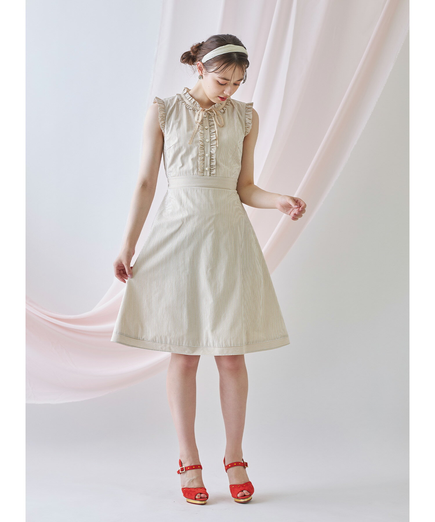 リボン付きフリル装飾パール釦ストライプノースリーブワンピース【rodelie　ロデリー】tocco closet(トッコクローゼット)　ベージュ ネイビーのサムネイル