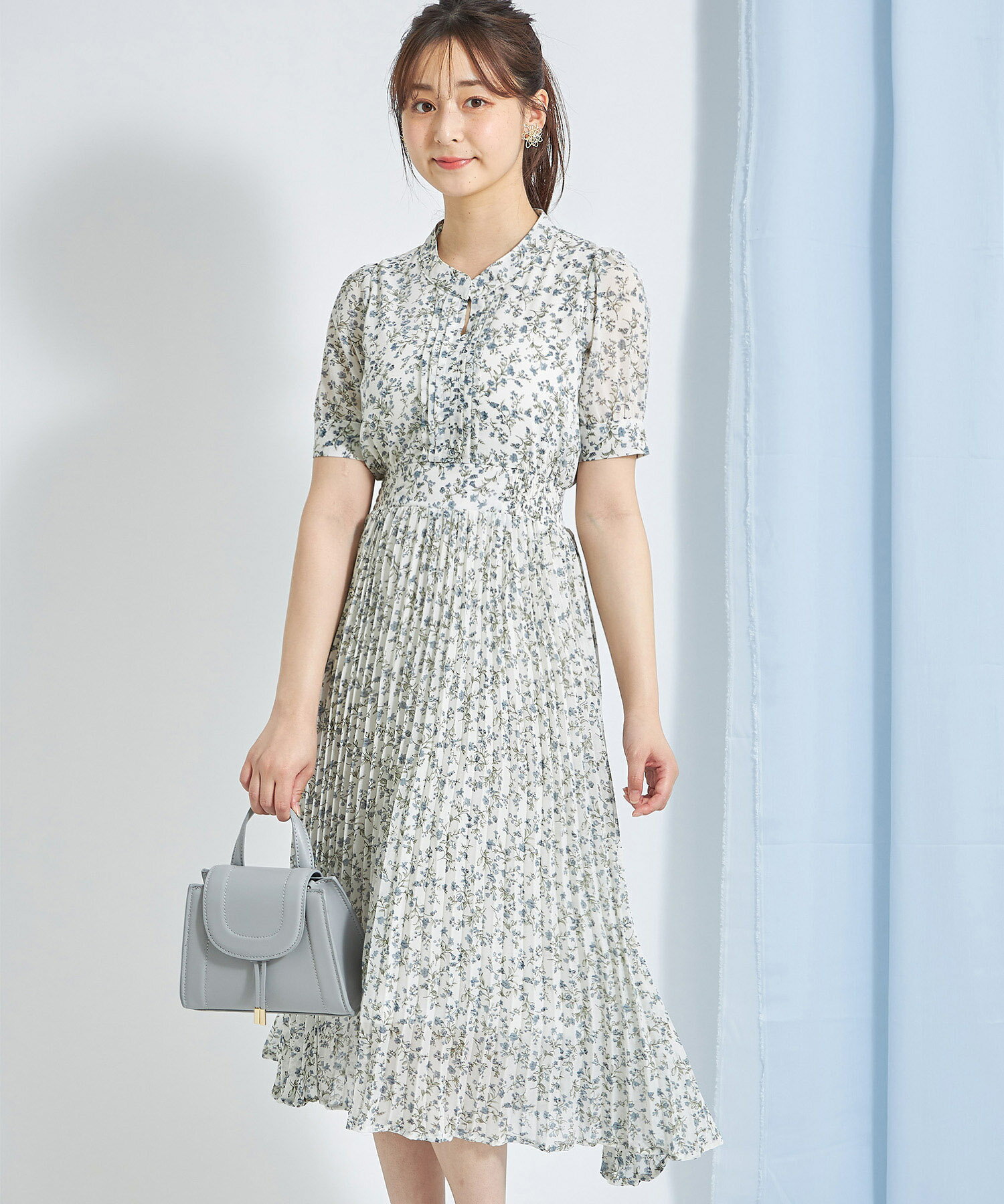 フロントタック入りフラワープリントプリーツ切り替えワンピース【ferdly　ファードリー】tocco closet(トッコクローゼット)　アイボリー ブルー　≪Ssize collection≫のサムネイル